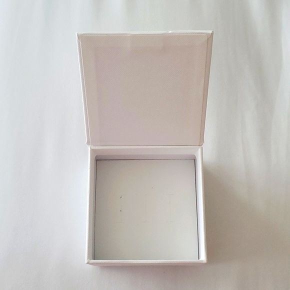 Mejuri Gift Box and Dust Bag - Picture 2 of 3